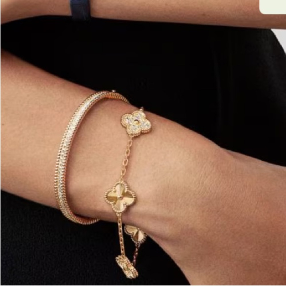 Clover Leaf Gold and Black Clover Bracelet - Picture 8 of 9